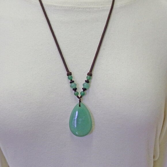 Large green aventurine stone pendant necklace in a teardrop shape on brown cord - Picture 3 of 9